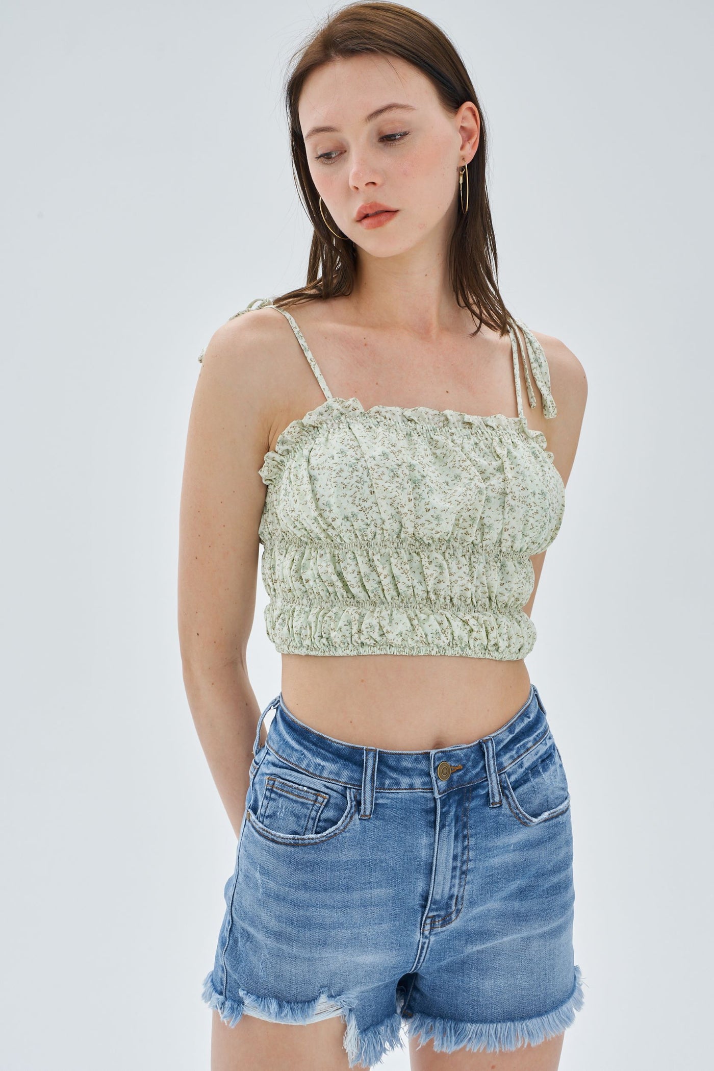 TIE STRAPS SHIRRED DITSY CROP TOP